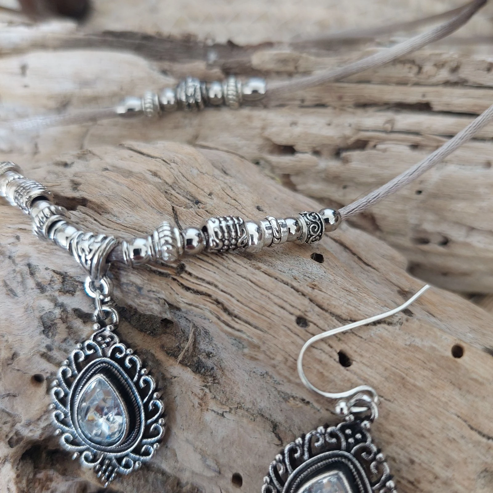 Parure baroque de dos hilos, camafeo vintage con strass translúcidos, satén topo – photo 8